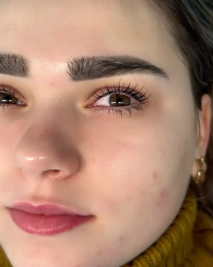 Kräftige, geformte Brauen und Wimpernverlängerung