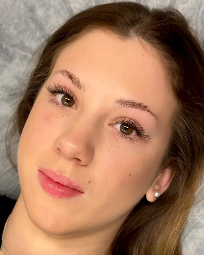 Kundin mit natürlicher Wimpernverlängerung