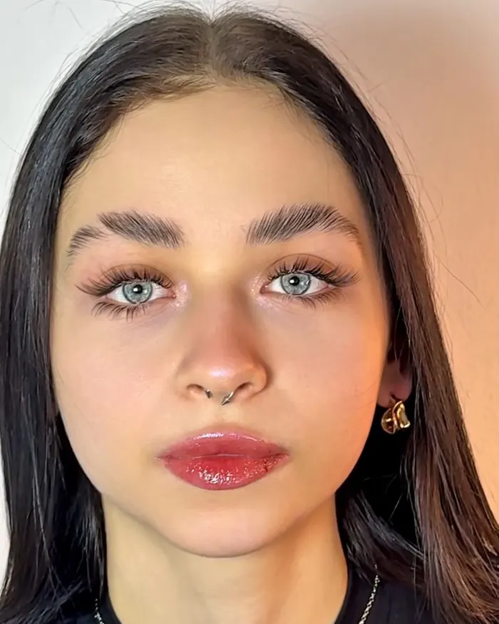 Kundin mit Wimpernverlängerung und laminierten Brauen