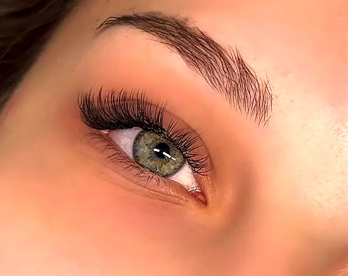 Nahaufnahme einer Wimpernverlängerung mit gepflegter Braue